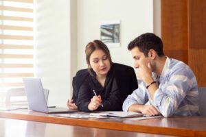 Declaração de imposto de renda sendo organizada por contribuinte com apoio contábil